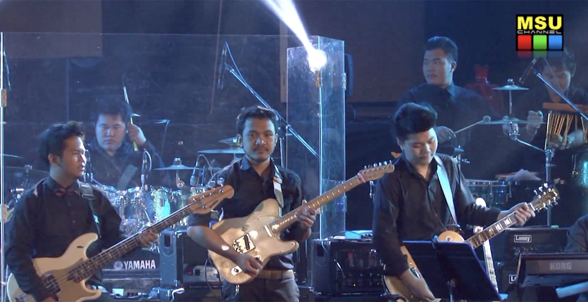 วงดนตรีกำลังแสดงในคอนเสิร์ต OH HA OH THE CONCLUSION