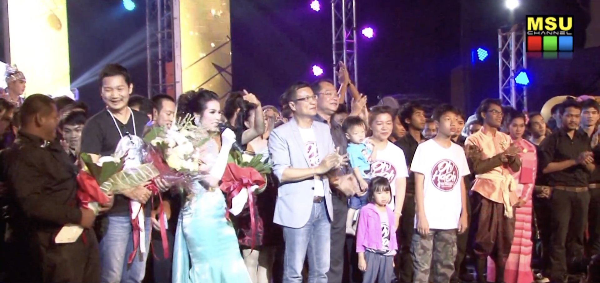 ผู้แสดงและทีมงานบนเวทีในช่วงจบคอนเสิร์ต OH HA OH THE CONCLUSION
